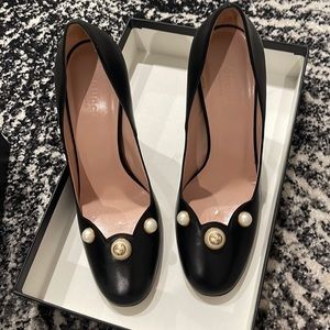 Gucci closed toe pumps with pearl button 100% authentic